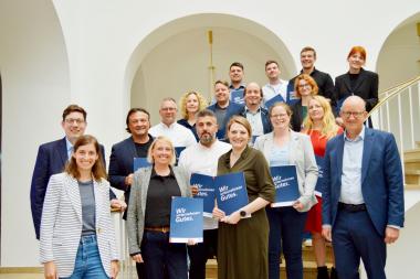 LWL-Maßregelvollzugsdezernent Tilmann Hollweg (r.), Ulrich Reimering, Referatsleiter für Therapie und Sicherheit der LWL-Maßregelvollzugsabteilung und Projektleiterin Julia Franz mit den erfolgreichen Absolventinnen und Absolventen.<br>Foto: LWL/Bianca Hannig