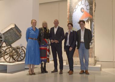 v.l.n.r.: Sammlungsleiterin des LWL-Museums Hellerlecht Dr. Alice Anna Schröder-Klaassen (v.l.), LWL-Kulturdezernentin Dr. Rüschoff-Parzinger, Dr. Georg Lunemann, der Direktor des LWL, Museumsdirektorin Dr. Marie Luisa Allemeyer und Kurator Dr. Florian Strob vor einen Originalsegment der Berliner Mauer.<br>Foto: LWL