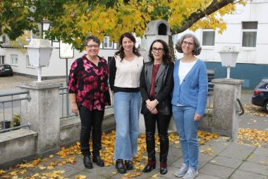 Laden zur Eröffnung des neuen Teilhabezentrums ein: (v.l.) Erika Gerstmann von der Kontakt- und Beratungsstelle, Lea Kriesche, Fachliche Leitung Assistenz in eigener Häuslichkeit / Betreutes Wohnen in Familien, Andrea Engelmann, Leitung LWL-Wohnverbund Marsberg und Anke Blank, Ärztliche Direktorin des LWL-Klinikums Marsberg. Bild: LWL 