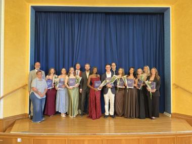 Die Absolvent:innen des Kurses 10/23 mit dem Team der LWL-Pflegeschule Kreis Soest nach den bestandenen Abschlussprüfungen (v. l.): Laura Otterstedde, Ronja Sophie Mönikes, Patricia Astrid Kexsel, Juliette Haanie Oumou Sowe, Kevin Renz, Julina Schheiermann, Selma Ramic, Dhana Büenfeld, Isabell Krucko. Bild: LWL/Enrica Gore 