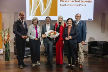 Der Preisträger des Karl-Zuhorn-Preises in der Kategorie Nachwuchsförderung Dr. Markus Lauert (3.v.l.) mit Dr. Christian Schulze Pellengahr (v.l./Vorsitzender des LWL-Kulturausschusses), Anneli Hegerfeld-Reckert (Präsidium LWL-Landschaftsversammlung), Dr. Barbara Rüschoff-Parzinger (LWL-Kulturdezernentin), Eva Irrgang (Vorsitzende der LWL-Landschaftsversammlung), Ludger Samson (Präsidium LWL-Landschaftsversammlung).<br>Foto: LWL