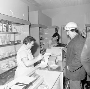 Verkäuferin der HO-Wismut 1981.<br>Foto: Wismut GmbH 