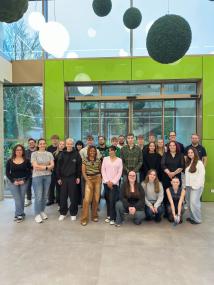 Die neuen Pflege-Azubis gemeinsam ihren beiden Kursleitungen. Foto: LWL/Enrica Gore