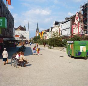 Die Bahnhofstraße: Fußgängerzone und Einkaufsmeile im Stadtzentrum Herne. Um 1990 wehten hier zwei deutsche Flaggen.<br>Foto: LWL