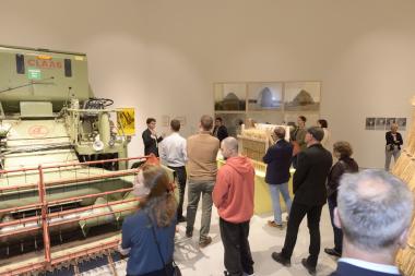 Führung durch die Ausstellung "Materia" im LWL-Museum Hellerlecht mit Kurator Dr. Florian Strob (oben links). Quelle: LWL/ Guido Klein 