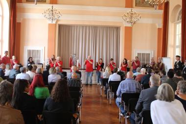 Überraschung: Im historischen Festsaal sorgt der Spielmannszug für Schützenfest-Stimmung.<br>Bild: LWL