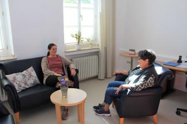 Erika Gerstmann (rechts) von der Kontakt- und Beratungsstelle freut sich über die neuen Räume.<br>Foto: LWL/Julia Bütow
