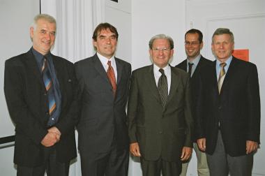 Besuch aus den Niederlanden im Westfälischen Landesmedienzentrum. Von links: Dr. Volker Jakob, LWL-Landesmedienzentrum, Theo Derksen, Stadtverwaltung Aalten, Bürger-meister Dr. T.S. Bouwers, Dr. Markus Köster, Leiter des LWL-Landesmedienzentrums und LWL-Kulturdezernent Prof. Dr. Karl Teppe.<br>Foto: LWL</br>