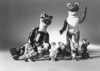 Der Salamander "Lurchi" und der Frosch "Hopps", zwei Schaufensterfiguren mit beweglichen Köpfen und Gliedmaßen. <br>Foto: LWL</br>