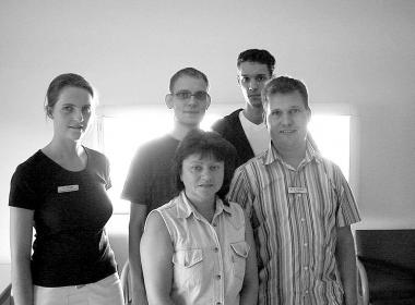 Das Team der Depressionsstation im Schein der bis zu 10.000 Lux produzierenden Lichttherapieanlage (v. links): Psychologie-Studentin Jessica Kinder, Psychologe Oliver Grandt, Krankenschwester Ilona, Pflegepraktikant Andreas Schulte und Oberarzt Dr. Patrick Debbelt.   Foto: LWL/Forbrig