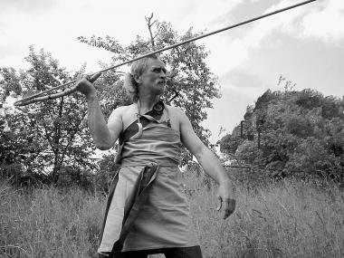 Der Speerschleuder war eines der ersten steinzeitlichen Gegenstände, die Lothar Terkowsky nachgebaut hat. Mit diesem Hilfsmittel erreichen die Speerwerfer Weiten von über 100 Meter. <br>Foto: LWL/Forbrig</br>