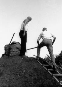 Der Meiler im LWL-Freilichtmuseum Detmold glüht, in 14 Tagen ist die Holzkohle von Köhler Günter Birkelbach fertig. <br>Foto: LWL</br>