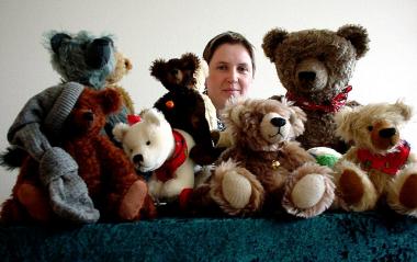 Eine kleine Auswahl aus "Bines Bärenauslese". Die selbstgemachten Teddys von Sabine Hohmann sind weich, sanft und teilweise preisgekrönt. Die Sachbearbeiterin des LWL repariert auch alte oder "kranke" bärige Lieblinge. <br>Foto: LWL/Forbrig</br>