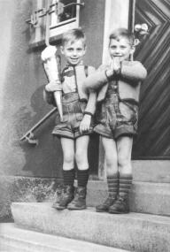 Motivationsschub für ABC-Schützen: Diese beiden Jungen aus Wattenscheid erhielten bei Ihrer Einschulung 1954 eine Schultüte. <br>Foto: LWL/Archiv