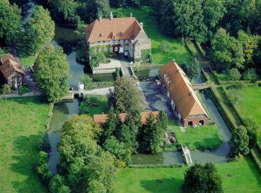 Haus Vorhelm in Ahlen-Vorhelm, Kreis Warendorf, aus dem 17. Jh. (vielfach umgebaut).