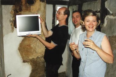 Herbert Galle (v.l.), Projektleiter  Dr. Stephan Pahs und Gabriele Wilpers monieren eine Videoinstallation, die den Besuchern  "Kunst des Ofenschürens" zeigt. <br>Foto: LWL</br>