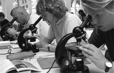 Mikrokopien im Seminarraum der Biologischen Station 'Heiliges Meer' <br>Foto: LWL/Egbert</br>