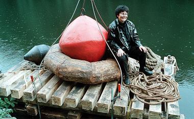 Gemeinsam mit den LWL-Museumswerkstätten hat Ingrid Hartlieb ein Floß gebaut, das als schwimmende Skulptur auf dem Schmiedeteich zu sehen ist. <br>Foto: LWL</br>