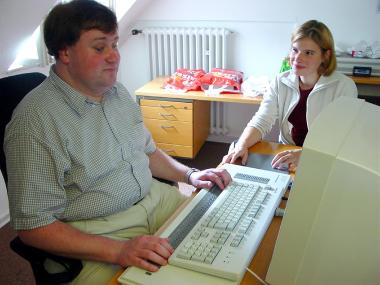 Der blinde LWL-Mitarbeiter Dietmar Schade und seine Arbeitsplatzassistentin Elizabeth Harding 'Zusammen sind wir ein perfektes Team'. <br>Foto: LWL</br>