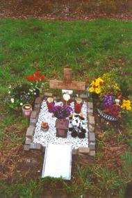 Blumen, Kuscheltiere, Briefe - Zeichen des Todesgedenkens. Ein Unfallkreuz in der Nähe von Sendenhorst. <br>Foto: LWL</br>