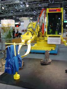 Um schwerbehinderte Menschen beruflich einzugliedern, sind oft technische Hilfsmittel nötig. Den Andromat, ein Bagger mit Fingerspitzengefühl, stellte das LWL-Integrationsamt auf der Messe 'Rehacare' vor. <br>Foto: LWL</br>