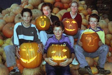 Halloween kommt nach Westfalen: Seit vier Jahren beobachten die LWL-Volkskundler den Brauch. Diese Kinder aus Ibbenbüren-Laggenbeck haben sich rechtzeitig ihren Kürbiskopf geschnitzt. <br>Foto: LWL/Egbert</br>