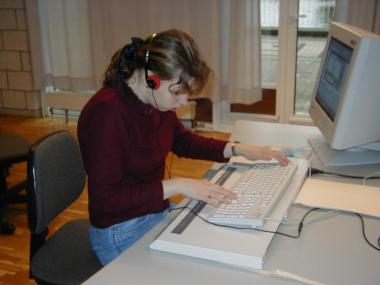 Die Ausstellung im LWL-Berufsbildungswerk Soest zeigt Hilfsmittel, mit denen auch Blinde und Sehbehinderte den Computer nutzen können. <br>Foto: LWL/Menke</br>