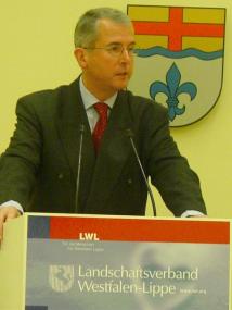 LWL-Kämmerer Hans-Ulrich Predeick bringt den Haushaltsentwurf 2002 ein. <br>Foto: LWL</br>
