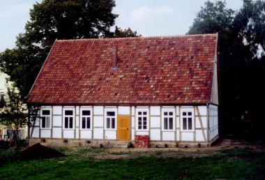 Die 'Alte Schule' in Hiddenhausen hat als Baudenkmal überregionale Bedeutung, deshalt hat der LWl sie zum Denkmal des Monats gekürt.<br>Foto: LWL</br>
