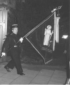 Die Barbara-Verehrung kam mit schlesischen Bergarbeitern nach Westfalen. Das Foto zeigt die Fahne des Knappenvereins Bochum-Langendreer bei einem Bergmannsgottesdienst 1966.      Foto: LWL