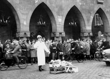 In den 1950er Jahren gab es in Münster, wie hier am Prinzipalmarkt, den Brauch, dass Autofahrer Verkehrspolizisten Heilig Abend bescherten.    Foto: LWL
