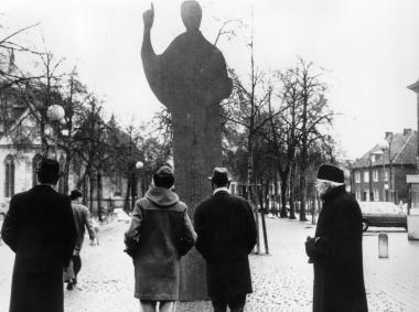 Wie erinnert man sich an die Vergangenheit? Die Münsteraner hatten 1978 große Probleme, ein geeignetes Denkmal für Kardinal van Galen zu finden; Versuche mit einem "Denkmalhantom", einem maßstabsgetreuem Platzhalter, halfen schließlich weiter.     Foto: Bistumsarchiv