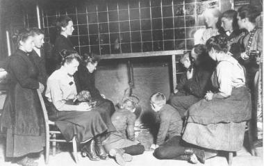 Geistergeschichten am Herdfeuer zu erzählen, wie hier um 1920 in Telgte (Kreis Warendorf), war früher vor allem an den Dreizehn Tagen eine beliebte Beschäftigung in Westfalen-Lippe.    Foto: LWL