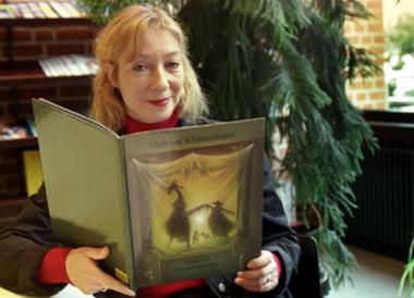 Frau Reker liest aus der Illustration von Friedrich Hechelmann 'Ophelias Schattentheater' <br>Foto: LWL/Egbert</br>