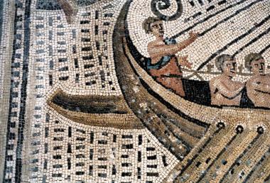 Mit solchen Prahms transportierten die Römer ihre Güter über Wasserwege. Teilansicht des Oceanus-Mosaik der Peristyl-Villa in Bad Kreuznach. <br>Foto: LWL</br>