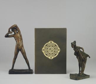 G. Minne: Nackter Jüngling, Bronze, um 1900 Henry van de Velde: Ledereinband zu 'Also sprach Zarathustra' (Nietzsche) Bernhard Hoetger: Kleine Nymphen, Bronze, um 1902 <br>Foto: LWL</br>