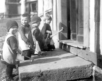 Kinder aus Fredeburg (Hochsauerlandkreis) beim Sonnenvogelklopfen. In den umgehängten weißen Beuteln sammelten die Kinder wie hier in den 1993er Jahren Mehl.    Foto: Grobbel, Fredeburg