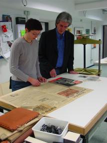 LWL-Restauratorin Birgit Geller erklärt dem Herforder Archivar Dieter Begemann, wie sie die alten Zeitungen aus Griechenland wiederhergestellt hat. <br>Foto: LWL</br>