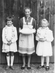 Die Aufnahme wurde in den 50er Jahren in Münster-Nienberge gemacht. In Westfalen glaubten die Kinder ursprünglich, dass Fuchs und Kranich die Ostereier bringen. <br>Foto: LWL</br>