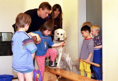 Ein Therapiehund hilft Kindern, Vertrauen in die eigene Balance zu fassen. <br>Foto: LWL</br>