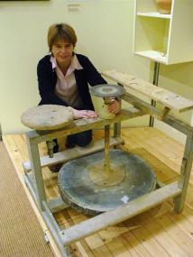 Christina Reinsch vom LWL-Museumsamt hat die Ausstellung über das Töpferhandwerk entwickelt. <br>Foto: LWL</br>