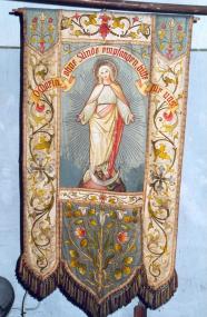 Per Zufall wurde der textile Schatz, hier eine Fahne der Jungfrauen-Kongregation aus der Zeit um 1910, im Turm der Kirche St. Lucia wiederentdeckt. <br>Foto: LWL</br>