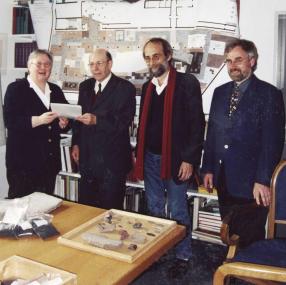 Dr. Ernst Seraphim (2.v.l.) mit den LWL-Archäologen bei der Übergabe seiner Sammlung (von links: Dr. Gabriele Isenberg, Dr. Daniel Bérenger, Dr. Hans-Otto Pollmann). <br>Foto: LWL/Rüschoff-Thale</br>
