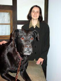 Ausstellungsmacherin Bianca Knoche hat Bauernhund Bobby noch lebend gesehen. Der Labrador-Dobermann-Mischling wacht jetzt im LWL-Naturkundemuseum als Präparation auf einer nachgebauten Hundehütte. <br>Foto: LWL/Forbrig