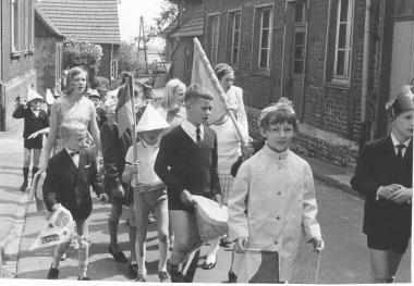 Beim 'Pingstebloom'-Brauch wie hier 1969 in Havixbeck zogen die Kinder als Hochzeitsgesellschaft durch die Straßen. <br>Foto: LWL</br>
