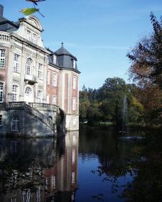 Der Schlosspark Lohburg gilt als ein kleines westfälisches Paradies. Der LWL erschließt die Anlage Interessierten am 26. Mai bei einem kostenlosen Gartenspaziergang. <br>Foto: LWL</br>