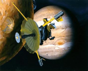 Die Raumsonde Galileo beim Vorbeiflug am Jupiter und dessen Mond Io. <br>Foto: NASA</br>