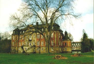 Der Landschaftsverband Westfalen-Lippe (LWL) geht den Spuren der Gartenkunst im Schlusspark Loburg nach.  Früher gab es hier Froschkonzerte, heute Internatsbetrieb. <br>	 Foto: LWL</br> 