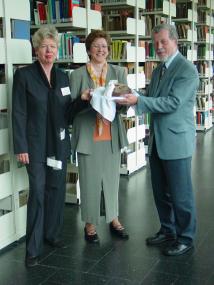 Wilm Brepohl, stellvertretender LWL-Kulturdezernent, begrüßte die Vorsitzende der Volkskundlichen Kommission, Prof. Dr. Ruth-E. Mohrmann (l.), und die Geschäftsführerin, Dr. Monika Kania-Schütz (m.), mit Brot und Salz in den neuen Räumen am Aasee. <br>Foto: LWL</br>