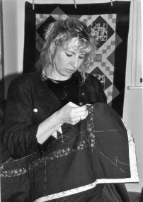 Birgit Schaberg beim Quilten, einem Arbeitsvorgang bei Patchwork. Quilten nennt man das Verbinden der drei Lagen einer Decke: Top (Oberseite), wärmende Vlieseinlage und dem Rückenteil. <br>Foto: LWL</br>